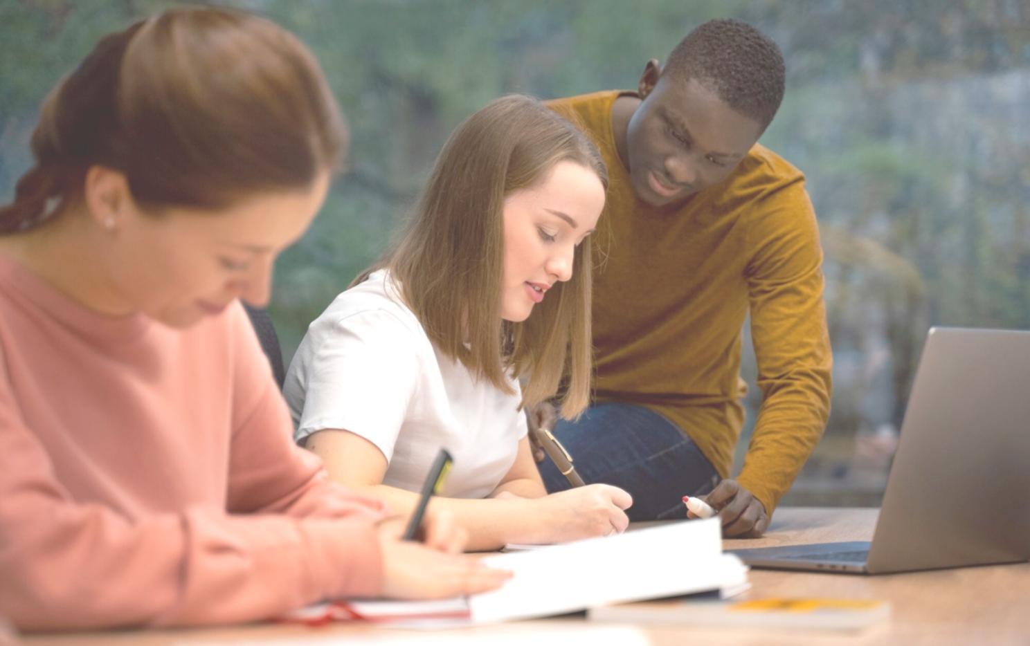 Studenti durante una sessione pratica di psicologia applicata